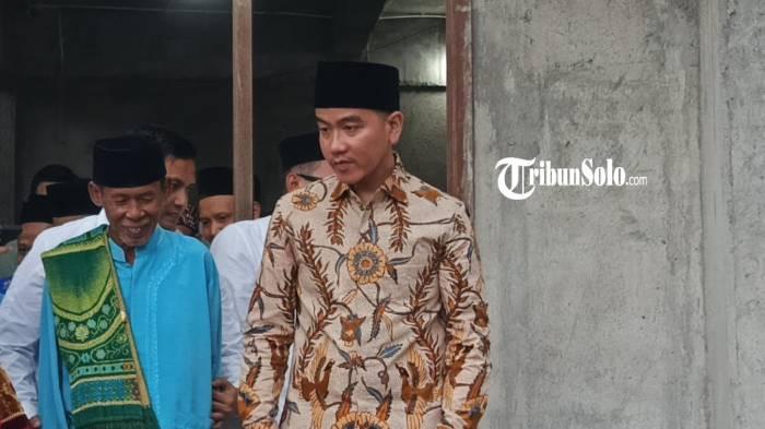 PILIH DIAM. Wapres Gibran saat berada di Masjid Baitul Muslimin, Dawar, Kecamatan Mojosongo, Boyolali (27/3/2026). Dia tidak menjawab soal kondisi Jokowi.