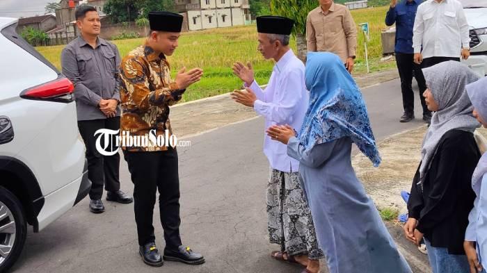 BERBINCANG. Wapres RI Gibran Rakabuming Raka mengunjungi rumah kediaman Ketua PCNU Kabupaten Karanganyar Nuril Huda di Desa Ngadiluwih, Kecamatan Matesih, Kabupaten Karanganyar, Kamis (26/3/2026). Kunjungan ini bersifat mendadak.