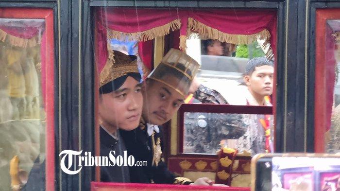 SATU KERETA. Wapres Gibran saat masih menjabat Wali Kota Solo. Dia menumpang di Kereta KGPH Purboyo.