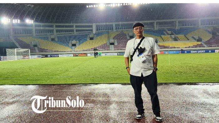 AKUI RUGI. Direktur PT Persis Solo Saestu (PSS), Ginda Ferachtriawan beberapa waktu lalu. Dia mengaku Persis Solo merugi terdampak sanksi tanpa penonton.