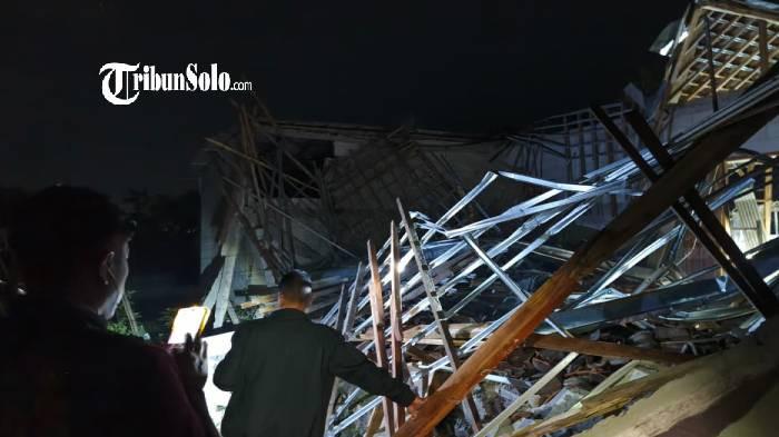 AMBRUK - Balai dusun di Dusun Pendem, Desa Pucanganom, Kecamatan Giritontro, Wonogiri, roboh pada Rabu (15/4/2026) malam. Satu orang meninggal dunia.
