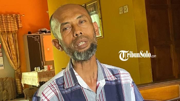 MENOLAK. Ketua RW di Desa Parangjoro, Kecamatan Grogol, Kabupaten Sukoharjo, Bandowi ditemui pada Senin (20/4/2026). Dia menyebut warga menolak usaha nonhalal tersebut.