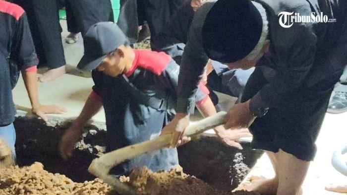 Gubernur Jateng periode 2008-2013 Bibit Waluyo saat pemakaman