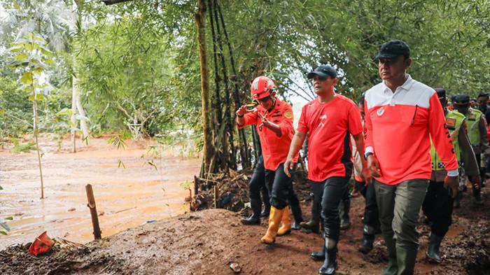 TINJAU LOKASI LONGSOR - Gubernur Jawa Tengah Ahmad Luthfi meninjau langsung lokasi longsor di Desa Cibeunying, Kecamatan Majenang, Kabupaten Cilacap, Jawa Tengah. Tim gabungan terus melakukan pencarian korban di lokasi pemukiman warga yang tertimpa timbunan longsor.