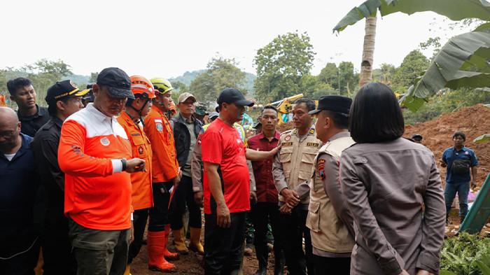 MINTA PERCEPAT RELOKASI - Gubernur Jawa Tengah Ahmad Luthfi saat berkoordinasi Dinkes Kabupaten, kepolisian, TNI, serta sejumlah organisasi di lokasi longsor di Desa Cibeunying, Kecamatan Majenang, Kabupaten Cilacap, Minggu (16/11/2025). Luthfi meminta agar segera dilakukan relokasi dan recovery (pemulihan) warga korban bencana tanah longsor. Relokasi itu, lanjut dia, sebagai upaya pencegahan, mengingat potensi longsor susulan masih mungkin terjadi karena di daerah atas masih ada retakan.