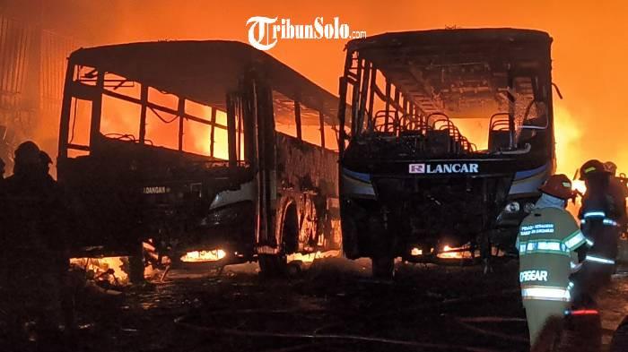 MERAH MENYALA. Gudang rosok di Desa Tlogorandu, Kecamatan Juwiring, Kabupaten Klaten, mengalami kebakaran, Rabu (25/2/2026). Kebakaran itu juga membuat dua bus yang berada di dalam gudang dilalap api.