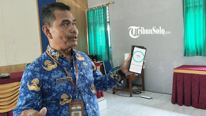 CIPTAKAN APLIKASI - Guru Ekonomi di SMAN 2 Karanganyar, Taupik Mulyadi menunjukan simulasi aplikasi Safe Eat MBG yang dibuatnya untuk mencegah terjadi keracunan pada siswanya apabila menyantap MBG, Jum'at (17/10/2025). Aplikasi itu bekerja menggunakan Artificial Intelligence (AI) atau kecerdasan buatan untuk menguji kelayakan menu MBG yang akan disantap pelajar SMAN 2 Karanganyar.