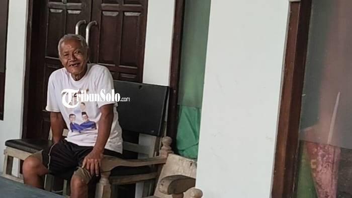 CALHAJ TERTUA. Calon haji (Calhaj) asal Karanganyar Harsono (90) warga RT 1, RW 6, Dusun Tunggul Rejo, Desa Salam, Kecamatan Karangpandan, Kabupaten Karanganyar, Jum'at (17/4/2026). (TribunSolo.com/Mardon Widiyanto)