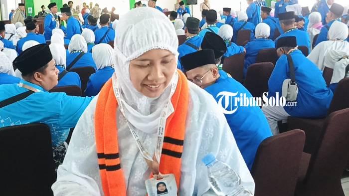 BERANGKAT LEBIH AWAL. Ponijem (47) jemaah calon haji dari Wonogiri yang masuk ke kloter 8 usai menjalani pemeriksaan di kesehatan di Asrama Haji Donohudan, Kamis (23/4/2026).