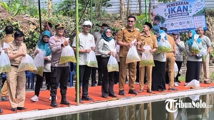 GEMARIKAN - Bupati Klaten Hamenang Wajar Ismoyo, saat hadiri sosialisasi program gerakan makan ikan (Gemarikan), di Desa Malangan, Kecamatan Tulung, Kabupaten Klaten, Selasa (9/6/2026).