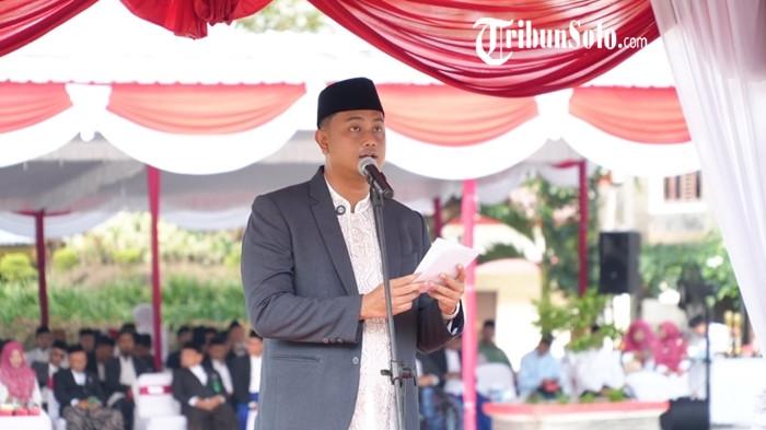 UPACARA HARI SANTRI - Bupati Klaten Hamenang Wajar Ismoyo saat upacara peringatan hari santri 2025 di Alun-alun Kabupaten Klaten, Jawa Tengah. Dalam momen itu, Hamenang bangga ada banyak santri di Klaten.