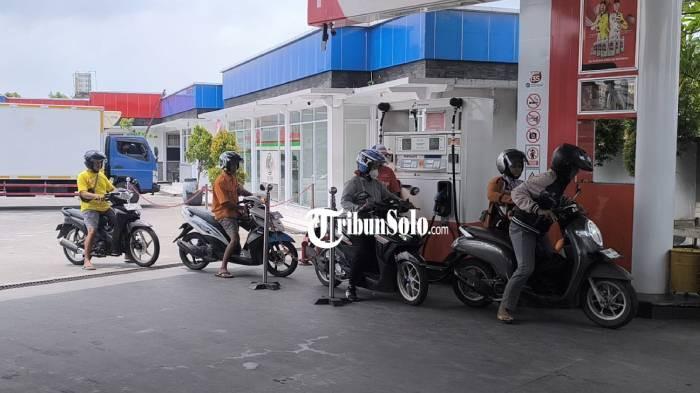 NORMAL.  Antrian pembelian bahan bakar, pengelola sebut antrian masih dalam batas normal di SPBU Belang Wetan, Jalan Solo-Jogja, Kabupaten Klaten. Harga juga terpantau tak ada kenaikan.