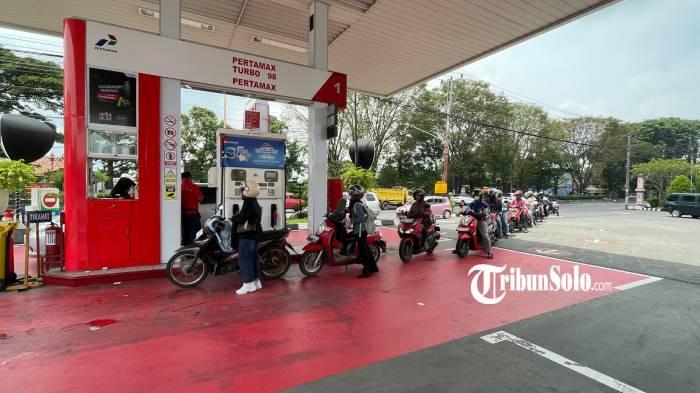 ANTRE. Suasana terkini pembelian BBM di SPBU Jombor, Kabupaten Sukoharjo, Selasa (31/3/2026). Harga BBM di SPBU ini masih normal.