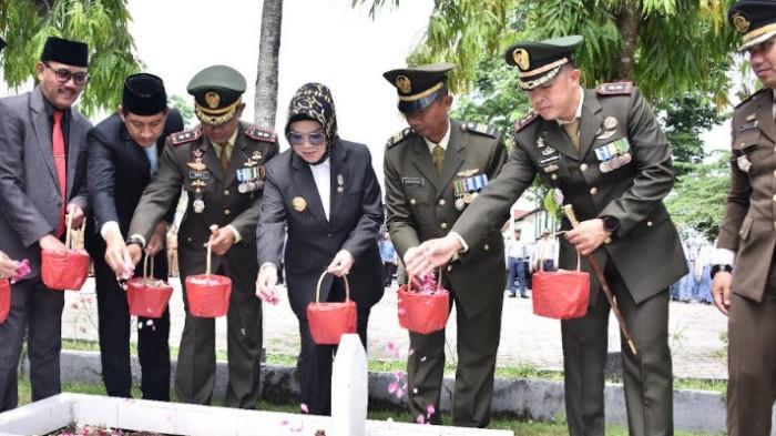 Ziarah Peringatan Hari Pahlawan yang digelar di Halaman Setda serta TMP Yudo Swargoloyo Sukoharjo pada Senin (10/11/2025).