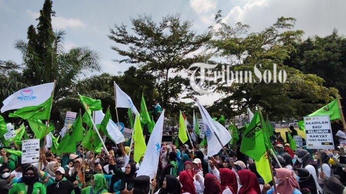 ILUSTRASI. Ratusan buruh di Kabupaten Karanganyar peringati hari Buruh Internasional di depan Kantor Bupati Karanganyar, Kamis (1/5/2025). Buruh di Solo kecewa dengan penetapan UMK 2026, mereka mengancam keluar dari dewan pengupahan dan memilih turun ke jalan.