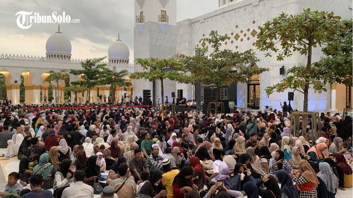 RAMAI - Hari pertama bulan Ramadhan, Masjid Raya Sheikh Zayed Solo masih jadi jujugan ribuan umat Muslim untuk berbuka puasa, Kamis (19/2/2026). Masjid ikonik di Kota Solo ini menyiapkan total 420 ribu paket takjil dan makanan berbuka, dengan rata-rata 14 ribu porsi dibagikan setiap hari sepanjang Ramadhan.