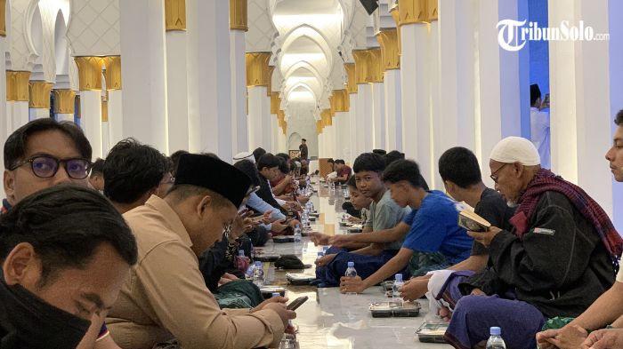 RAMAI - Hari pertama bulan Ramadhan, Masjid Raya Sheikh Zayed Solo masih jadi jujugan ribuan umat Muslim untuk berbuka puasa, Kamis (19/2/2026). Masjid ikonik di Kota Solo ini menyiapkan total 420 ribu paket takjil dan makanan berbuka, dengan rata-rata 14 ribu porsi dibagikan setiap hari sepanjang Ramadhan.