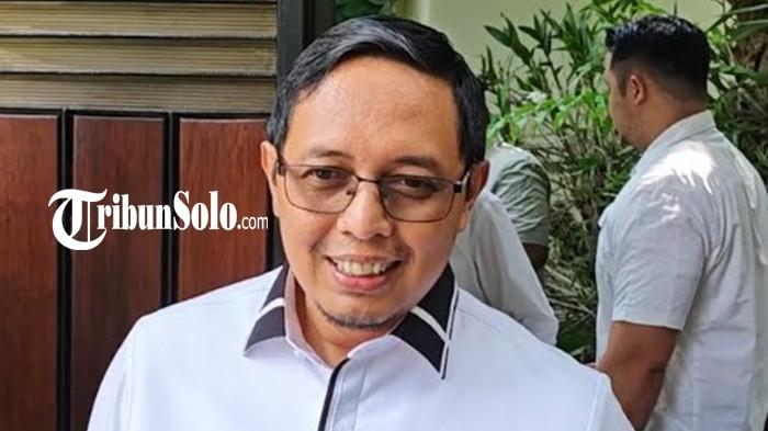 TEMUI JOKOWI - Mantan Kepala Komunikasi Presiden Hasan Nasbi mengunjungi Mantan Presiden Jokowi di kediamannya Sumber, Banjarsari, Solo, Jumat (26/9/2025)