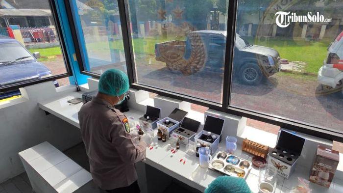 ANGGUR SIANIDA - Kepolisian Resor (Polres) Sukoharjo mengungkap temuan mengejutkan dalam program Makanan Bergizi Gratis (MBG) yang dikelola oleh Satuan Penyelenggara Program Gizi (SPPG) Polres Sukoharjo, Kamis (6/11/2025). Hasil uji keamanan pangan menemukan adanya zat kimia berbahaya jenis sianida (CN) dengan kadar mencapai 30 miligram pada salah satu buah yakni buah anggur hijau yang disiapkan untuk menu MBG.