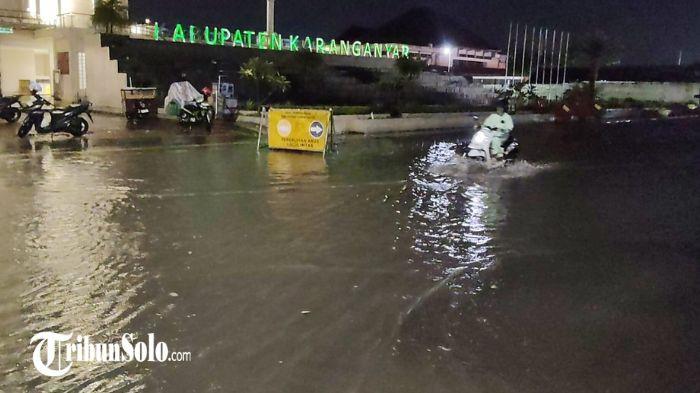 MENGGENANG - Hujan deras yang mengguyur wilayah Kabupaten Karanganyar, Selasa (14/4/2026) sore, menyebabkan genangan air di sejumlah titik. Salah satunya di jalan depan Masjid Agung Madaniyah.