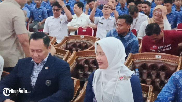 BERI MOTIVASI - Menteri Koordinator Bidang Infrastruktur dan Pembangunan Kewilayahan, Agus Harimurti Yudhoyono (AHY) saat menghadiri acara pengenalan sekolah Garuda di SMA Pradipta Dirgantara Boyolali, Rabu (8/10/2025). Ia memberikan motivasi kepada para siswa SMA Pradipta Dirgantara Boyolali.