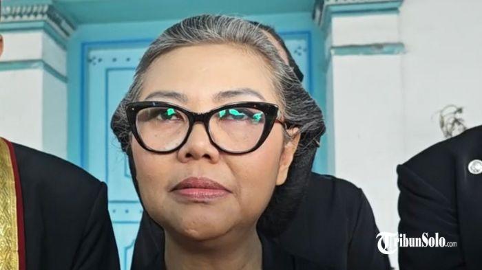 BANTAH TEDJOWULAN - GKR Timoer Rumbaikusuma Dewayani, saat ditemui Kamis (6/11/2025). Ia menegaskan bahwa klaim Maha Menteri KGPA Tedjowulan yang menyebut dirinya sebagai raja ad interim Keraton Surakarta adalah tidak benar.