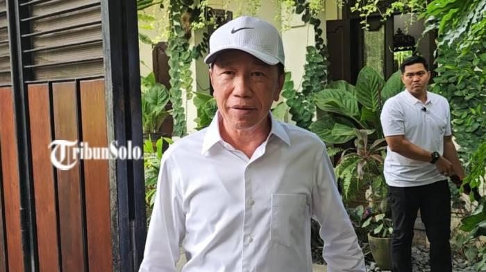 KEDIAMAN SOLO. Mantan Presiden Jokowi saat ditemui di kediaman, Jumat (30/1/2026). Kini rumahnya ditandai di google maps dengan nama Tembok Ratapan Solo.