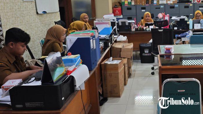 WFH ASN - Ilustrasi Suasana di Bagian Organisasi Pemkot Solo, belum lama ini. Pemerintah Kota (Pemkot) Solo telah menerapkan Work From Anywhere (WFA) demi melakukan efisiensi. Pemkot tetap akan melanjutkan WFA dengan penyesuaian WFH dari pemerintah pusat.