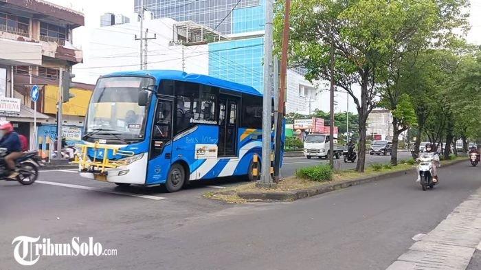 ILUSTRASI. Bus Batik Solo Trans (BST) di Kota Solo beberapa waktu lalu. Operasional BST Koridor 6 resmi dihentikan, ini membuat sopir terancam menganggur.