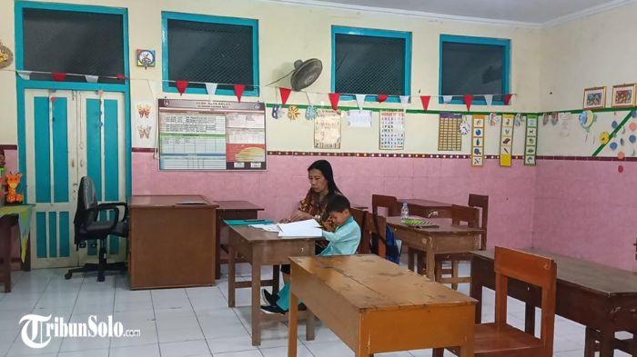GURU HONORER - Ilustrasi guru honorer sedang mengajar, belum lama ini. Soal aturan guru non ASN dilarang mengajar di sekolah negeri mulai tahun 2027, DPRD Solo siapkan revisi Perda soal penyelenggaraan pendidikan.
