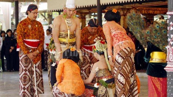 PERNIKAHAN ADAT JAWA - Ilustrasi pernikahan adat Jawa saat momen Temu Panggih. GKR Bendoro dan KPH Yudanegara mengikuti prosesi panggih di Keraton Yogyakarta, DI Yogyakarta, Selasa (18/10/2011). Beginilah sejarah gending Kebo Giro yang dilantunkan ketika momen sakral Temu Panggih.