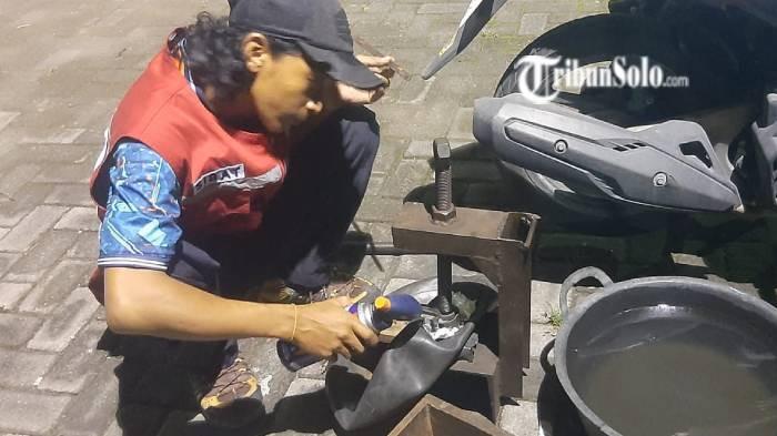BAN BOCOR - Ada pelayanan tambal ban gratis di halaman Kantor Kecamatan Kebakkramat, Kabupaten Karanganyar, Rabu (18/3/2026). Tersedia layanan tambal ban gratis, lengkap dengan cara akses yang mudah melalui layanan darurat.