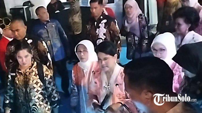 Iriana Berpakaian Corak Merah-Putih, Selvi Ananda Berseragam PKK saat Hadiri Penutupan HKG PKK Solo