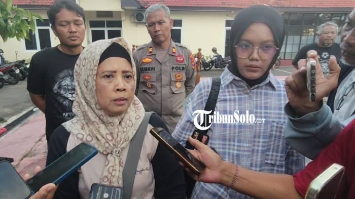 ISTRI DAN ANAK KORBAN. Istri korban Mianah (50) dan putri korban Pramesti Dwi Cahyani (20), warga Kecamatan Mranggen, Kabupaten Demak, dihadirkan di Mapolres Karanganyar, Jum'at (28/11/2025). Mereka mengaku lega pelaku perampok tertangkap.