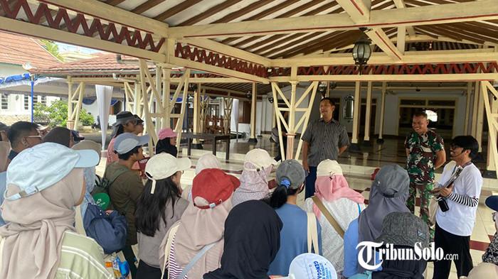 JELAJAH BUDAYA - Para peserta program eksplorasi budaya bertajuk The Heritage Hunter Gramedia