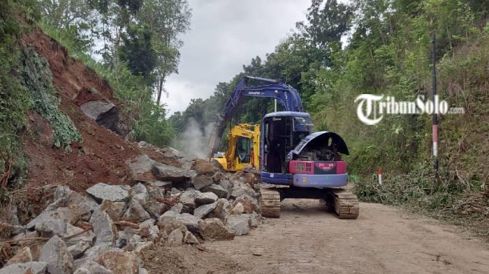 SUDAH BISA DILEWATI. Kondisi terkini akses di Jalan Lingkar Kota (JLK) Kabupaten Wonogiri kini sudah kembali normal dan dapat dilalui kendaraan, Minggu (8/3/2026). Jalur tersebut sebelumnya tertutup tanah, batu, serta pohon tumbang akibat tanah longsor yang terjadi pada Kamis (5/3/2026).