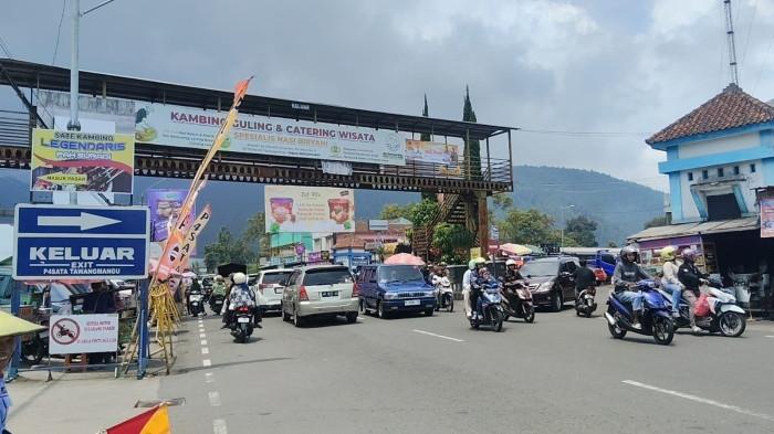 WISATA KARANGANYAR - Situasi arus lalu lintas di Jalan Lawu, Jalur Wisata Tawangmangu, Kabupaten Karanganyar pada H+2 Lebaran 1447 H / 2026 M, Selasa (24/3/2026) lalu. Penurunan jumlah wisatawan di Kabupaten Karanganyar hingga tidak masuk 10 besar kabupaten/kota paling banyak dikunjungi selama libur Lebaran 2026.