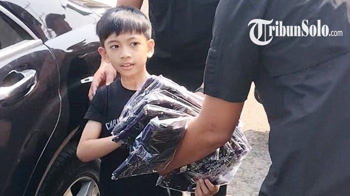 Momen Jan Ethes Turun Bantu Jokowi Bagi Kaos di Sragen : Tak Takut, Meski Warga Berdesak-desakan