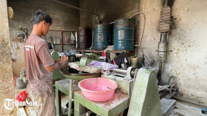 SEPI - Jasa penggilingan daging hewan kurban di Pasar Ir Soekarno, Kabupaten Sukoharjo, Kamis (28/5/2026). Jasa tersebut terlihat lebih sepi pada momentum Idul Adha 1447 H/2026 M dibanding tahun-tahun sebelumnya.