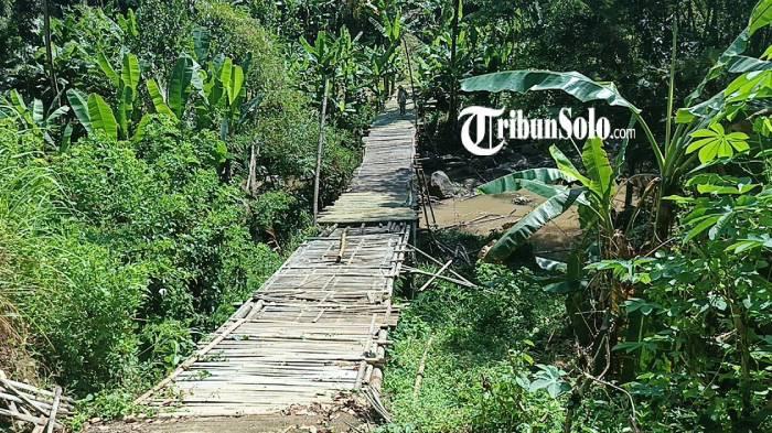 Jembatan bambu di Dukuh Ledoksari