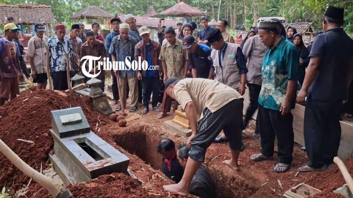 PEMAKAMAN. Jenazah Ristuti dimakamkan di Wonogiri, Selasa (28/4/2026). Ristuti meninggal dunia dalam kecelakaan antara KRL dan KA Argo Bromo Anggrek di Bekasi, Jawa Barat.