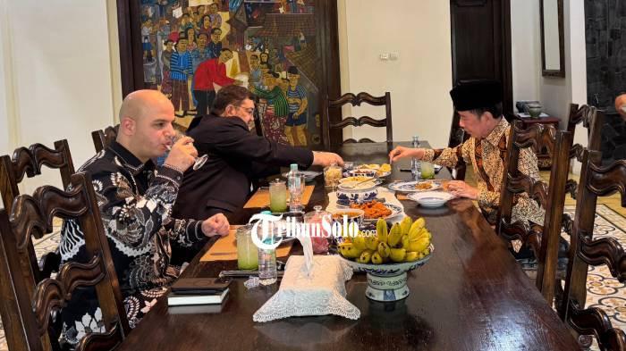 MAKAN BERSAMA. Dubes Iran untuk Indonesia H.E. Mr. Mohammad Boroujerdi dijamu makan siang oleh Mantan Presiden Jokowi di kediamannya, Sumber, Banjarsari, Solo, Rabu (1/4/1026). Ada beberapa yang dibahas termasuk soal perang.