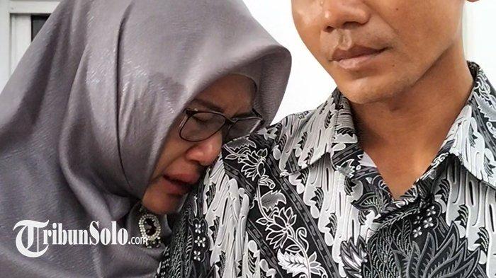 Foto Pilu Ibu yang Tangisi Putusan Hakim: Remaja yang Tewaskan Anaknya di Ponpes Divonis 6 Tahun