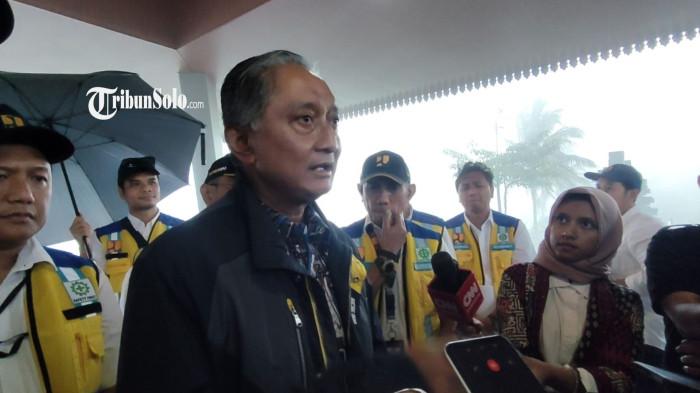 KEBUT PERBAIKAN JALAN - Menteri Pekerjaan Umum (PU), Dody Hanggodo saat ditemui di Bendungan Jlantah, Kecamatan Jatiyoso, Kabupaten Karanganyar, Sabtu (14/2/2026). Dody membeberkan adanya target perbaikan kualitas jalan nasional dan tol menjelang arus mudik Lebaran tahun ini, termasuk di Solo Raya.