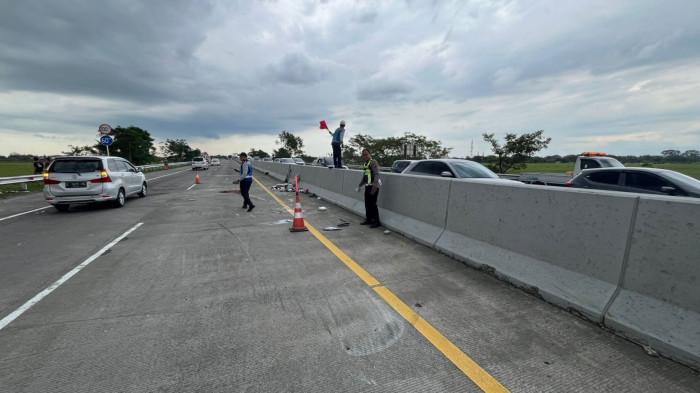 KECELAKAAN MAUT - TKP kecelakaan maut di Jalan Tol Solo Ngawi tepatnya Km 517+600, Kecamatan Kebakkramat, Kabupaten Karanganyar, Minggu (22/3/2026) sore. Toyota Avanza Veloz diketahui menabrak bagian belakang Toyota Sienta hingga menabrak median jalan dan terbalik. Akibatnya, satu orang yakni bocah berusia 10 tahun meninggal dunia dalam perjalanan ke RSUD Sragen. Sedangkan dua orang lainnya mengalami luka-luka.