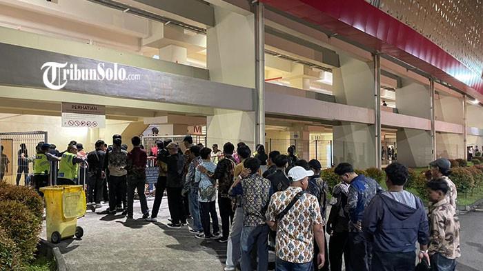 KENAKAN BATIK - Para suporter Persis Solo mengenakan batik saat akan memasuki Stadion Manahan Solo, Sabtu (16/5/2026). Laga Persis Solo vs Dewa United malam ini akan menjadi laga kandang terakhir Laskar Sambernyawa di Super League musim 2025/2026.