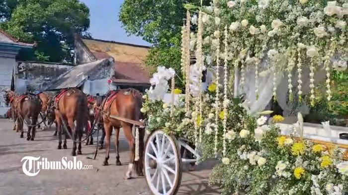 KERETA SINUHUN - Kereta jenazah yang akan digunakan untuk membawa jenazah Sinuhun Pakubuwono XIII. Sejumlah prosesi adat akan digelar untuk mengantarkan mendiang Sinuhun Pakubuwono XIII, Rabu (5/11/2025) besok.