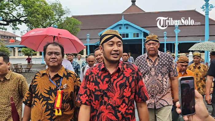 KGPH Hangabehi saat di Masjid Agung Keraton Kasunanan Surakarta, Jumat (14/11/2025).