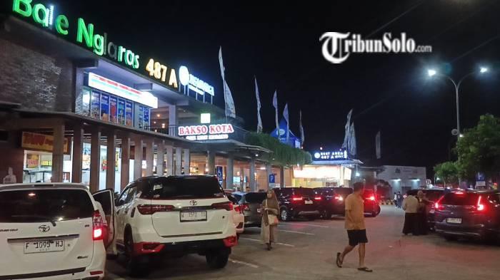 RAMAI. Kendaraan pemudik memadati rest area KM 487 A Tol Semarang- Solo, Selasa (17/3/2026). Namun, tak ada antrean panjang.