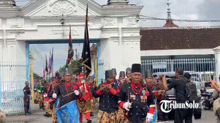 KOMANDAN PRAJURIT KERATON - KRAT Rajono Yudonagoro, saat memimpin Kirab Jumenengan SISKS Pakubuwono (PB) XIV Hamangkunagoro di Solo, Jawa Tengah, Sabtu (15/11/2025). Rajono merupakan Komandan Utama Prajurit Keraton Solo, yang dipercaya oleh raja untuk memimpin prajurit-prajurit Keraton Solo sejak awal dekade 2000-an.